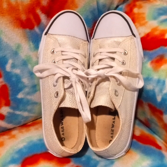 Airwalk women's size 8.5 iridescent sneakers. - Picture 2 of 11